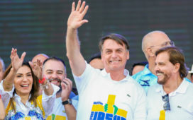 Bolsonaro cumpre promessa e vai à Marcha Para Jesus