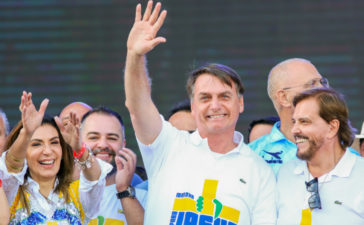 Bolsonaro cumpre promessa e vai à Marcha Para Jesus