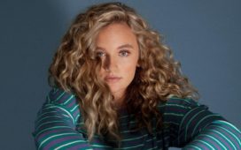 Cantora pop americana Hollyn surpreende público com single em português