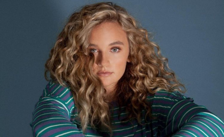 Cantora pop americana Hollyn surpreende público com single em português