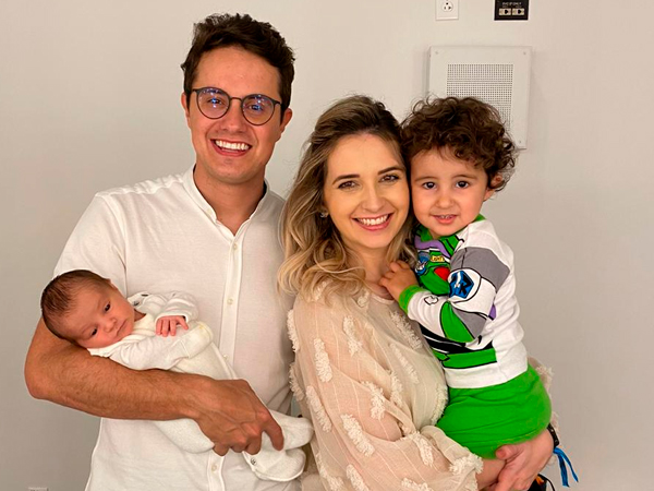 Paulinha Leonardo e o marido Deive Leonardo retomam as lives sobre relacionamento