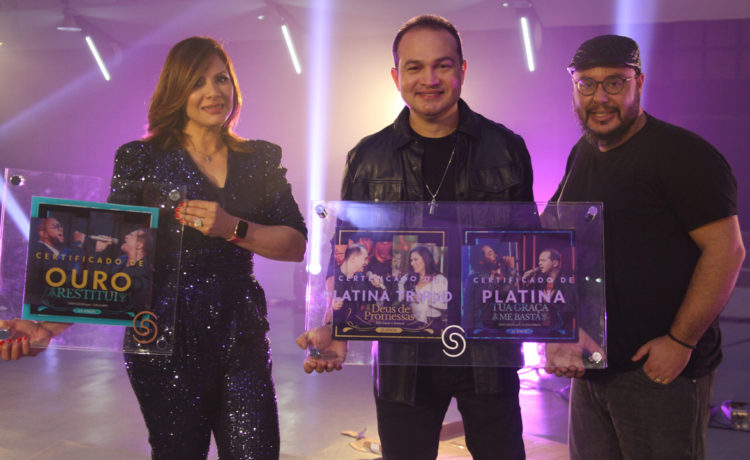 Davi Sacer recebe discos de platina e platina triplo durante gravação de seu novo EP