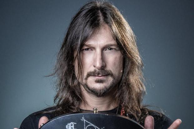 Rafael Bittencourt, integrante da banda Angra, regrava música cristã