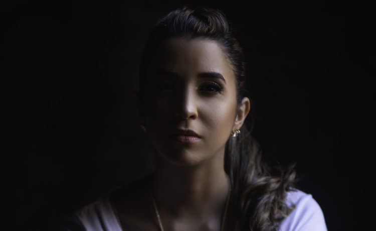 Novo single de Amanda Souza exalta a soberania de Deus