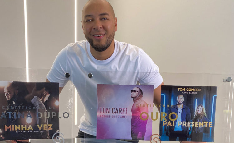 Ton Carfi recebe discos de ouro e de platina duplo pela Som Livre