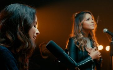 Rachel Novaes e Julia Vitória apresentam releitura surpreendente de “Jesus é o Centro”