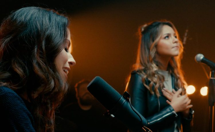 Rachel Novaes e Julia Vitória apresentam releitura surpreendente de “Jesus é o Centro”