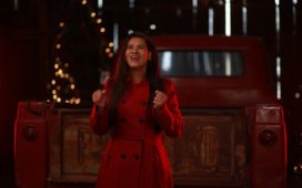 Elizabeth Loayza canta "Santa la Noche" em seu primeiro single de Natal