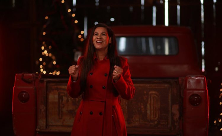 Elizabeth Loayza canta "Santa la Noche" em seu primeiro single de Natal