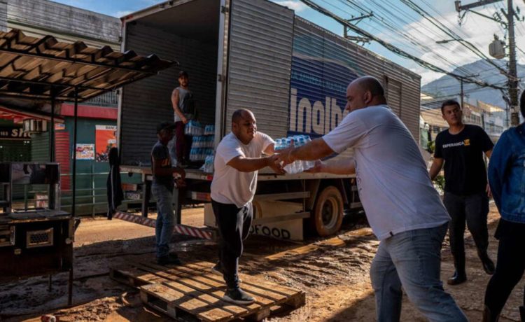 Associação Evangelística Billy Graham e Esperança Rio distribuem donativos para as vítimas da tragédia em Petrópolis