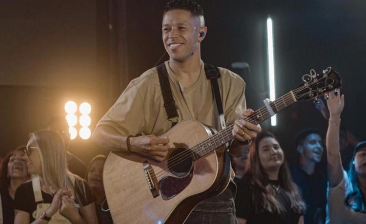 LEANDRO SOARES: Do futebol aos palcos da música gospel