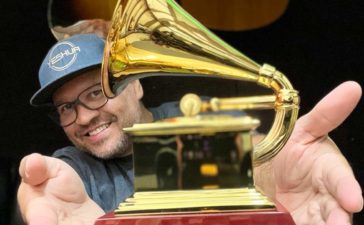 Adelso Freire recebe a estatueta do Grammy Latino pela produção do EP “Seguir Teu Coração”