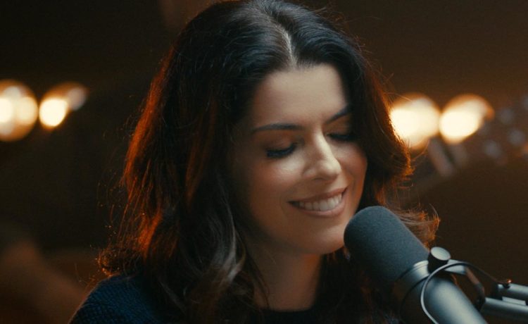 Novo single de Rachel Novaes traz mensagem de conforto para os dias difíceis