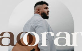 Israel Salazar apresenta o clipe e single de "Ao Orar"