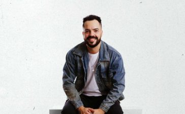 Cantor Adriell Santos lança seu primeiro single em espanhol, "Te Amo"