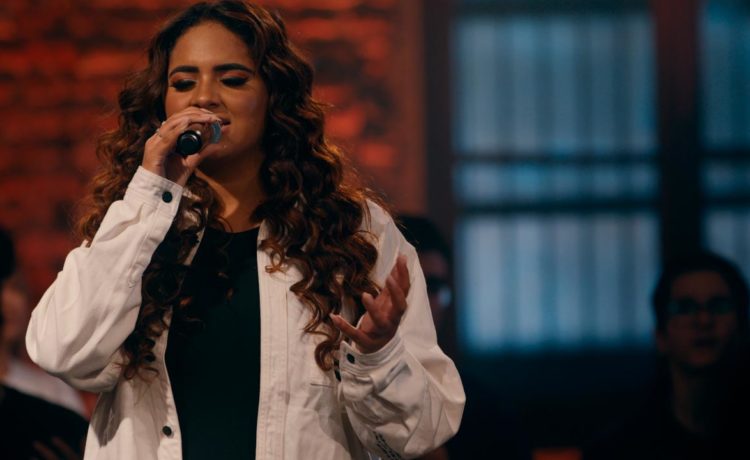 Sucesso mundial, “Believe For It”, ganha nova interpretação na voz de Sarah Beatriz